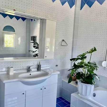 Dom wakacyjny Caldi Sea View House